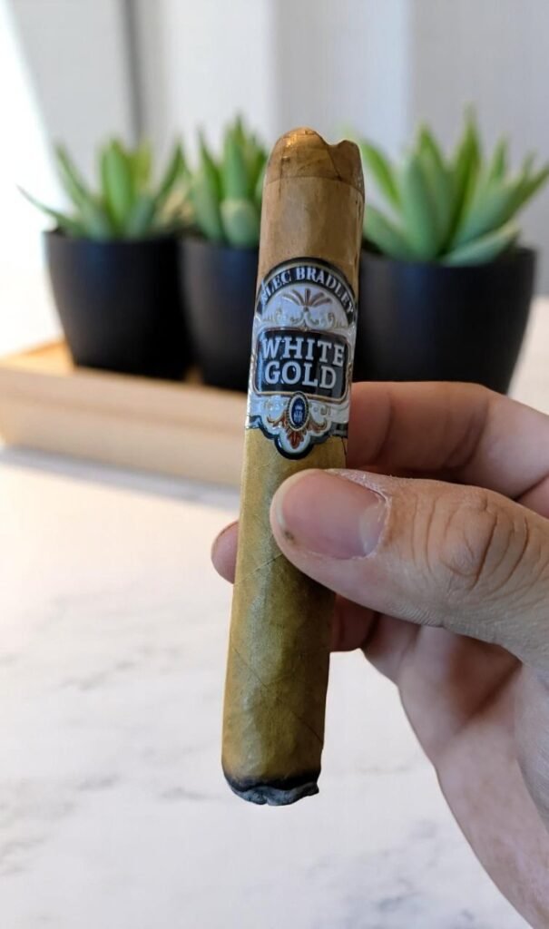 Alec Bradley White Gold Toro รสชาติหรูหรา ✨