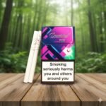 บุหรี่ Davidoff Reach Purple Mint ซองสีม่วงดีไซน์ทันสมัย พร้อมมวนบุหรี่แบบ 2 เม็ดบีบ วางบนโต๊ะไม้ฉากหลังป่า