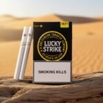 ซองบุหรี่ Lucky Strike Yellow สีดำคาดเหลืองแบบมีเม็ดบีบ วางบนขอนไม้กลางทะเลทราย