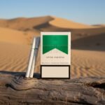 ซองบุหรี่ Marlboro White Menthol สีขาวแถบเขียว วางเด่นบนขอนไม้ท่ามกลางวิวสันทรายสีทอง