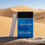 ซองบุหรี่ Mevius Sky Blue สีน้ำเงิน ดีไซน์คลาสสิก วางบนขอนไม้ท่ามกลางสันทรายสีทอง