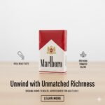 ซองบุหรี่ Marlboro Red (ซองอ่อน) ดีไซน์สีแดงขาวอันเป็นเอกลักษณ์ วางบนพื้นผิวไม้พร้อมไอคอนแสดงความเข้มข้นของรสชาติและคุณภาพใบยา