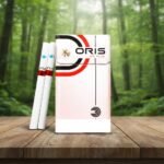 ซองบุหรี่ Oris Intense Ice Plus สีขาวแถบดำแดง พร้อมมวนบุหรี่ 1 เม็ดบีบ วางบนโต๊ะไม้ในป่า