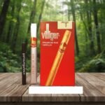 ซองบุหรี่ Villiger Premium No.8 Vanilla วางบนโต๊ะไม้ในบรรยากาศป่าธรรมชาติ