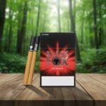 ซองบุหรี่ Black Fox Original ลายสุนัขจิ้งจอกสีแดงดำ และมวนบุหรี่สีน้ำตาลคลาสสิก วางบนโต๊ะไม้