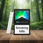 ซองบุหรี่ Marlboro Double Burst สีดำลายกราฟิกสีเขียวฟ้า พร้อมมวนบุหรี่ที่มีสัญลักษณ์ 2 เม็ดบีบ วางบนโต๊ะไม้กลางป่า