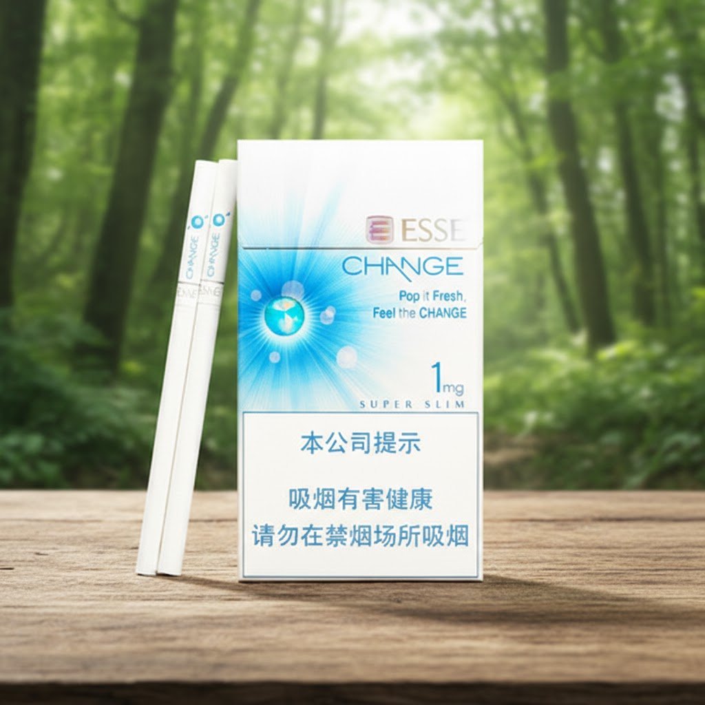 ซองบุหรี่ ESSE Change 1mg วางบนโต๊ะไม้ในบรรยากาศป่าธรรมชาติ แสดงดีไซน์ซองสีขาวฟ้าและมวนบุหรี่แบบ Slim