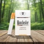 ซองบุหรี่ Manchester London Fog สีขาวดีไซน์หรูหรา วางบนโต๊ะไม้ท่ามกลางบรรยากาศสวนป่าธรรมชาติ