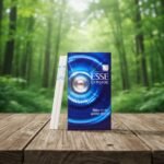 ซองบุหรี่ ESSE Change 3mg และมวนบุหรี่ วางบนโต๊ะไม้ในบรรยากาศสวนป่า ดีไซน์ซองสีน้ำเงินพรีเมี่ยม