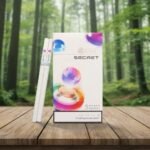 ซองบุหรี่ ESSE Secret ดีไซน์ลูกบอลสีสันสดใส พร้อมมวนบุหรี่ Super Slim วางบนโต๊ะไม้ท่ามกลางพื้นหลังป่าไม้