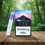 ซองบุหรี่ Marlboro Vista Blossom Fusion และมวนบุหรี่วางบนโต๊ะไม้ในบรรยากาศป่าธรรมชาติ