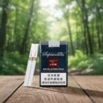 ซองบุหรี่ Septwolves และมวนบุหรี่วางบนโต๊ะไม้ในบรรยากาศสวนป่าธรรมชาติ