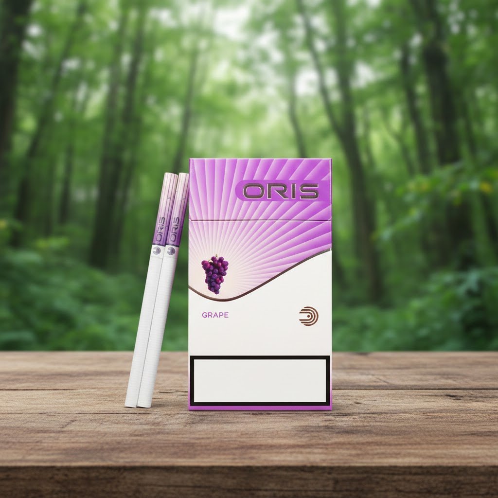 บุหรี่ Oris Grape ซองสีม่วงสลับขาวลายองุ่น วางคู่กับมวนบุหรี่ซุปเปอร์สลิมบนโต๊ะไม้ ฉากหลังเป็นป่าไม้สีเขียว